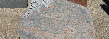 Halmstad Granit Gnejs fra Sverige, udhugget med rose HH