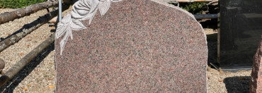 Bornholmsk Hammer granit med udhugget rose HH